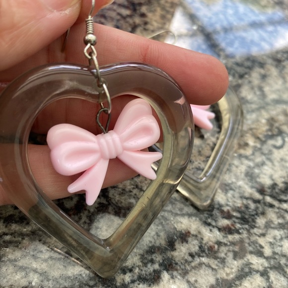 Black translucent heart bow knot pink pastel Barbie delicate dangle earrings - Picture 2 of 3